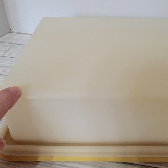 Tupperware 9×13 Cake Storage Container. Yellow Base Opaque Lid - Picture 11 of 15